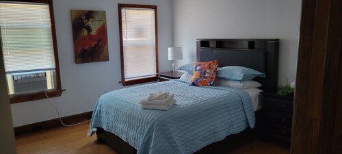 Spacious 4-bedroom condo with AC and WiFi in charming Enfield