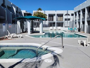 حمّام سباحة خارجي موسمي