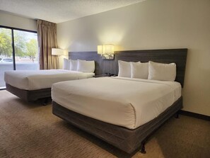 Rom – standard, 2 queensize-senger | Individuelt innredet, skrivebord og skrivebord for bærbar PC