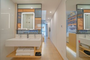 豪華三人房 | 遮光布/窗簾、免費無線上網