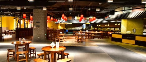 供应早餐、午餐和晚餐