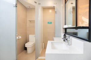 Secador de pelo, pantuflas, toallas, shampoo