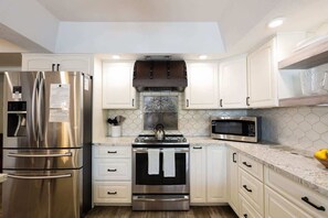 Fridge, microwave, oven, stovetop - Pebble Retreat-Private Pool-Mins to ASU & Old Town (Tempe)