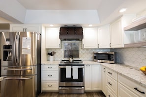 Refrigerador, microondas, horno, placa de cocina