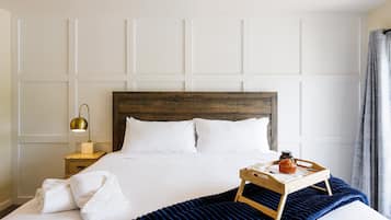 3 bedrooms, desk, iron/ironing board, travel crib