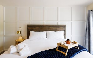 3 habitaciones, escritorio y tabla de planchar con plancha