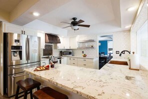Fridge, microwave, oven, stovetop - Pebble Retreat-Private Pool-Mins to ASU & Old Town (Tempe)