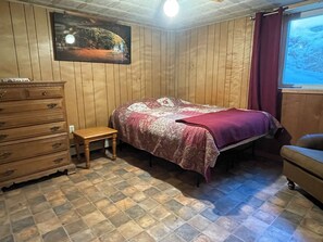 1 slaapkamer, een strijkplank/strijkijzer, wifi, beddengoed