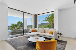 Smart TV, fireplace, ping pong, books