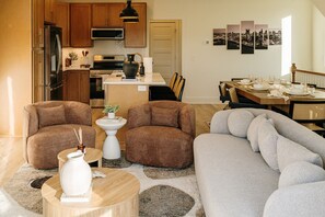 Smart TV, caminetto, tavolo da calcetto, tavolo da ping pong