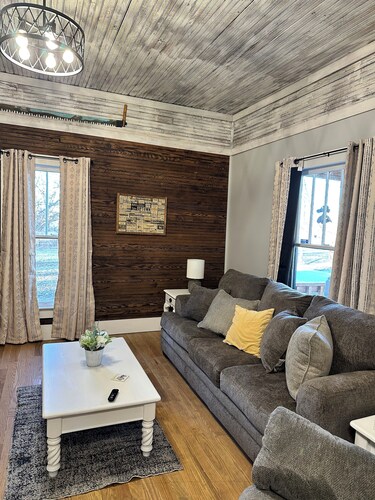 Charming 1-bedroom house in terrific Harrisburg with AC, WiFi