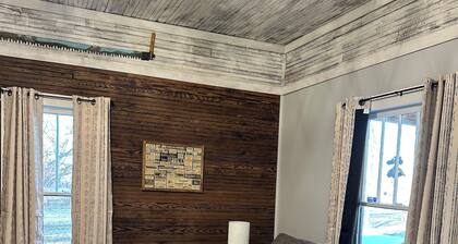 Charming 1-bedroom house in terrific Harrisburg with AC, WiFi