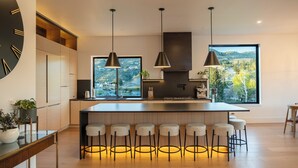 Private kitchen - Ultra Luxury Chelan Lake House w/ Sauna, Steam Room, Cold Plunge, and Hot Tub (Chelan)