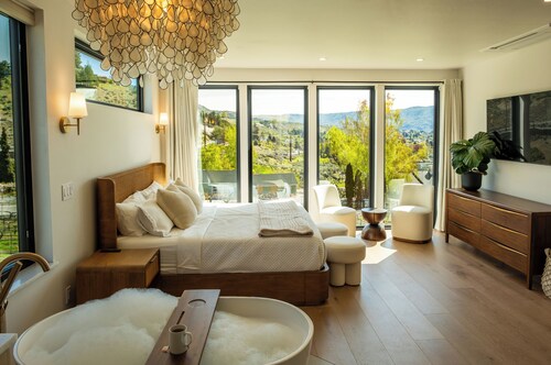 Ultra Luxury Chelan Lake House w/ Sauna, Steam Room, Cold Plunge, and Hot Tub