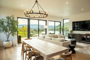 Smart-TV, videospill, bøker og musikkbibliotek