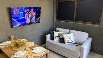 Estudi | Sala d'estar | Televisor intel·ligent de 32 polzades amb canals digitals