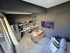 สตูดิโอ | บริเวณนั่งเล่น | สมาร์ททีวี 32 นิ้ว พร้อมช่องดิจิตอล