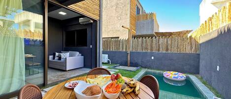 Studio | Outdoor dining