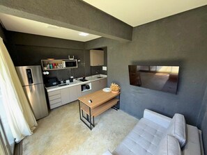 Estudio | Área de sala de estar | Smart TV de 32 pulgadas con canales digitales 