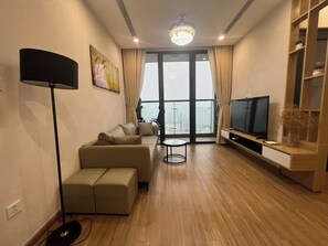Căn hộ, 1 phòng ngủ, quang cảnh thành phố | Khu phòng khách | TV màn hình phẳng 55-inch có truyền hình cáp, Netflix, dịch vụ stream 