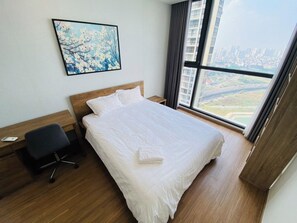 Apartment, 4 Bedrooms, City View | Desk, laptop workspace, free WiFi, bed sheets - Vinhome Skylake Residence (Hanoi)