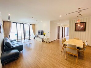 อพาร์ทเมนท์, 4 ห้องนอน, วิวเมือง | บริเวณนั่งเล่น | ทีวีจอแบน 55 นิ้ว พร้อมช่องเคเบิล, Netflix, บริการสตรีมมิ่ง