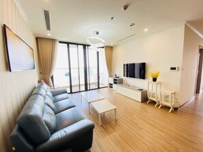 公寓, 4 間臥室, 城市景觀 | 起居區 | 55-吋平面電視、有線頻道、Netflix、串流服務