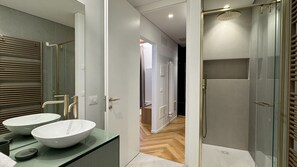 Een douche, een haardroger, een bidet, handdoeken