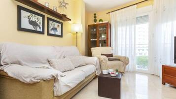 House, 4 Bedrooms | Living area