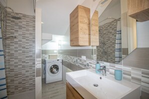 Bruser, hårtørrer, bidet, Toiletpapir