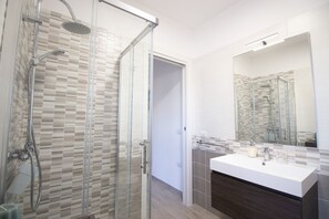 Shower, hair dryer, bidet, toilet paper - Villa Cycas by All4sardinia  (villasimius)