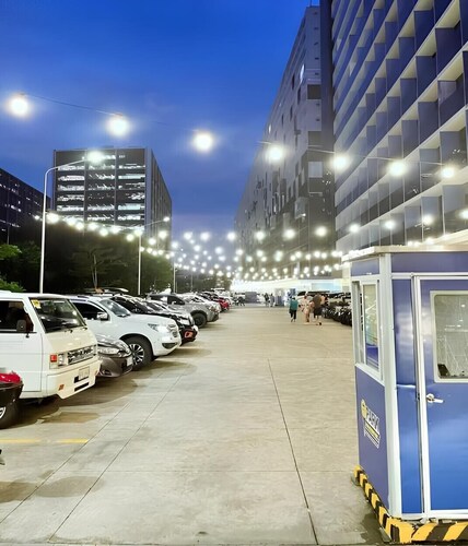 10 minutes from Mall of Asia | Cozy Condo with Hot Shower & Balcony