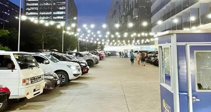 10 minutes from Mall of Asia | Cozy Condo with Hot Shower & Balcony