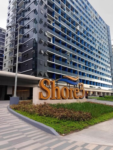 10 minutes from Mall of Asia | Cozy Condo with Hot Shower & Balcony