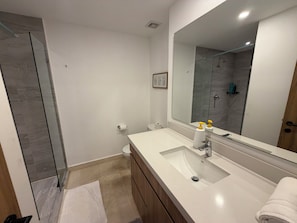 Een douche, een haardroger, handdoeken, zeep