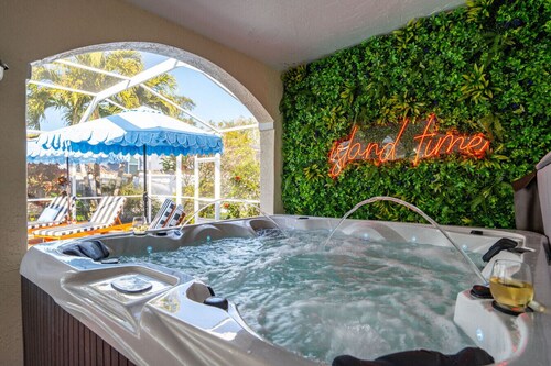 5 Bd Heated Pool Home <5 min to Beaches Sleeps 18