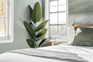 5 quartos, ferros/tábuas de passar roupa, berço de viagem