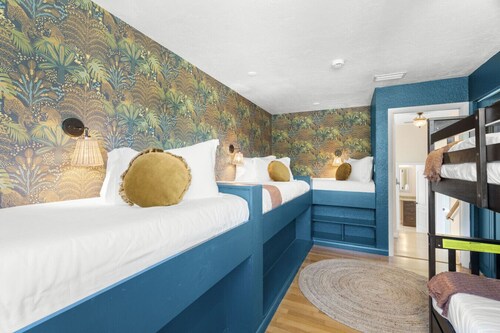 5bd Heated Pool Home <5 min to Beach Sleeps 19