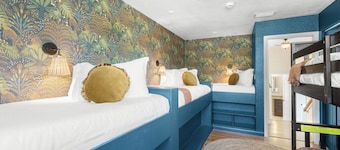 5bd Heated Pool Home <5 min to Beach Sleeps 19