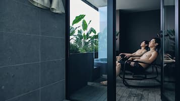 Caja de seguridad en la habitación y tabla de planchar con plancha