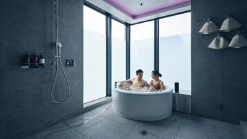 客房内保险箱、熨斗/熨衣板、免费 WiFi