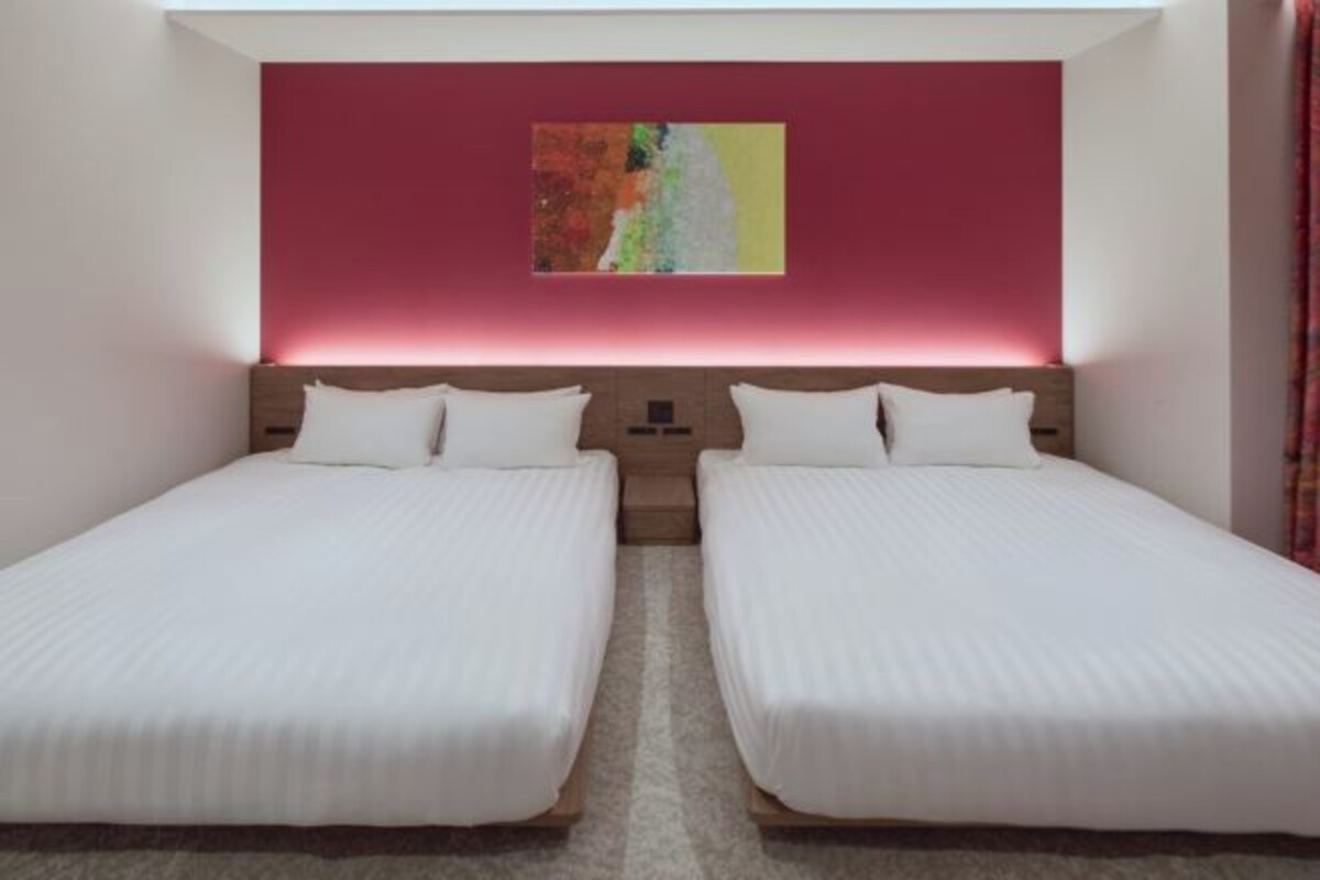 In-room safe, iron/ironing board, WiFi (free), bed sheets