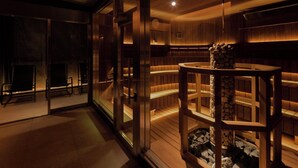 A sauna room with wooden benches and a central pillar. - FAV LUX Sapporo Susukino (Sapporo)