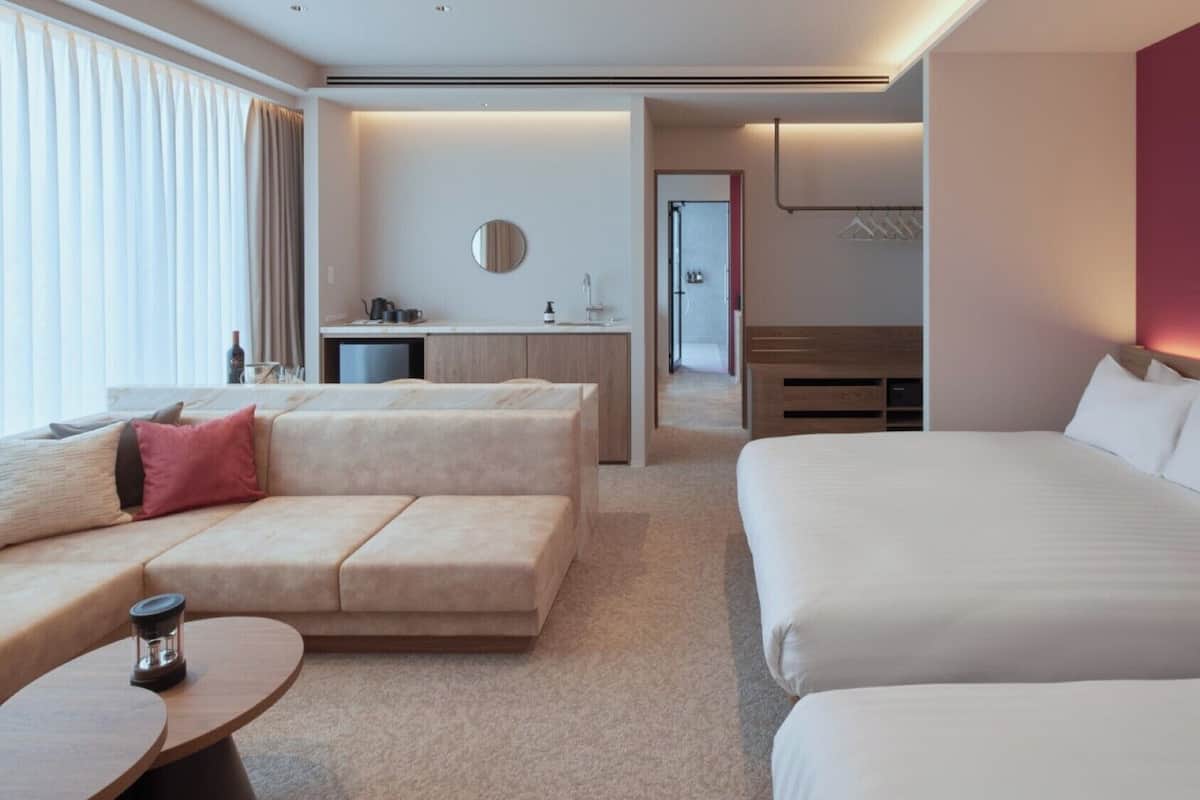 Deluxe vierpersoonskamer | 1 slaapkamer, een kluis op de kamer, een strijkplank/strijkijzer