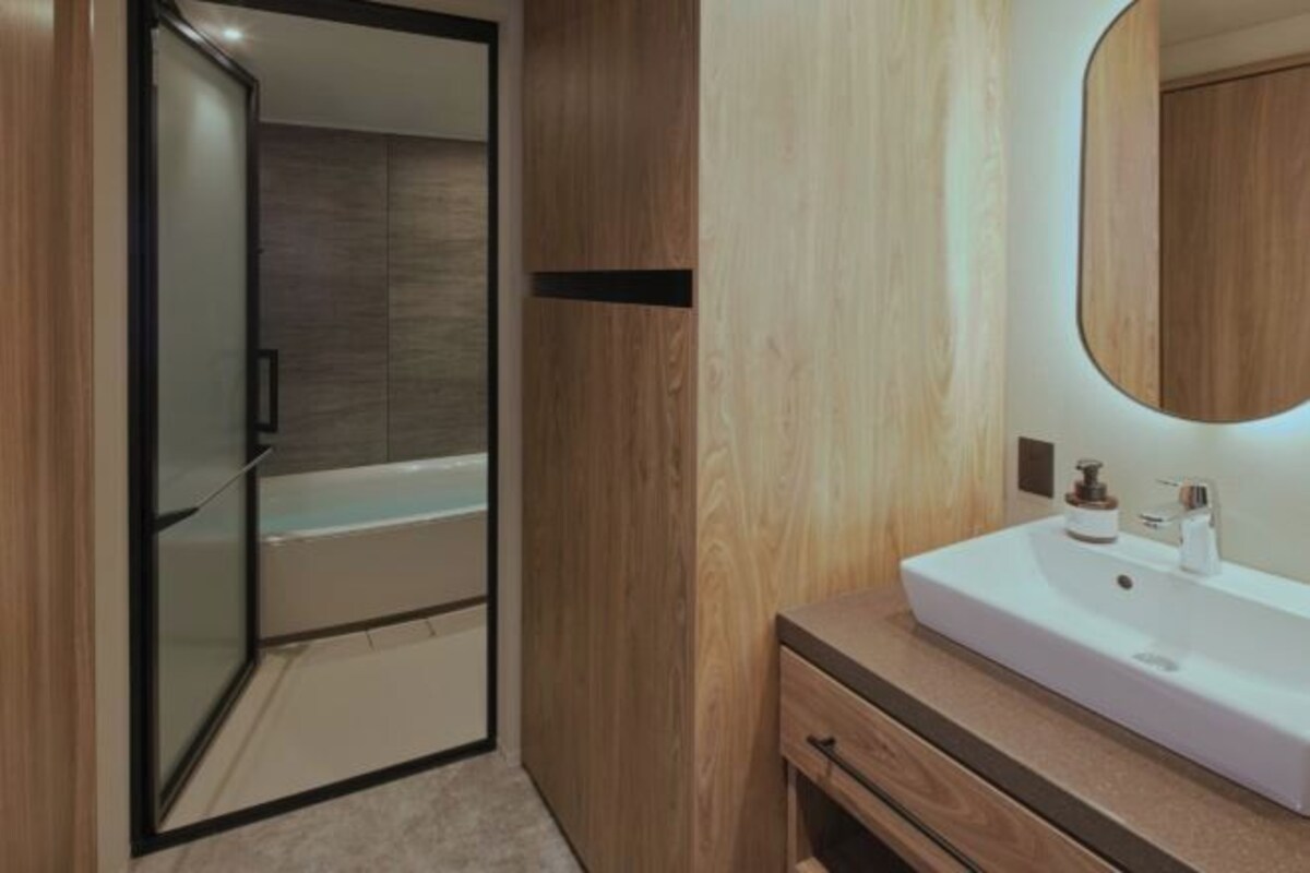Bathroom | Separate tub and shower, free toiletries, hair dryer, slippers