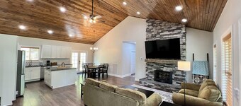 Cozy 3 BR Cabin with Pond on 3 acres / New River Gorge / Summersville Lake