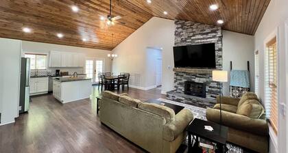 Cozy 3 BR Cabin with Pond on 3 acres / New River Gorge / Summersville Lake