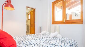 3 slaapkamers, een strijkplank/strijkijzer, gratis wifi, beddengoed