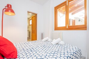 3 makuuhuonetta, silitysrauta/-lauta, ilmainen Wi-Fi, vuodevaatteet