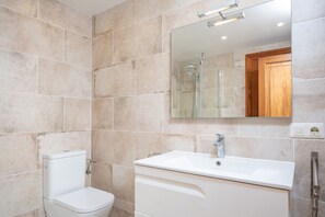 Suihku, hiustenkuivaaja, pyyhkeet